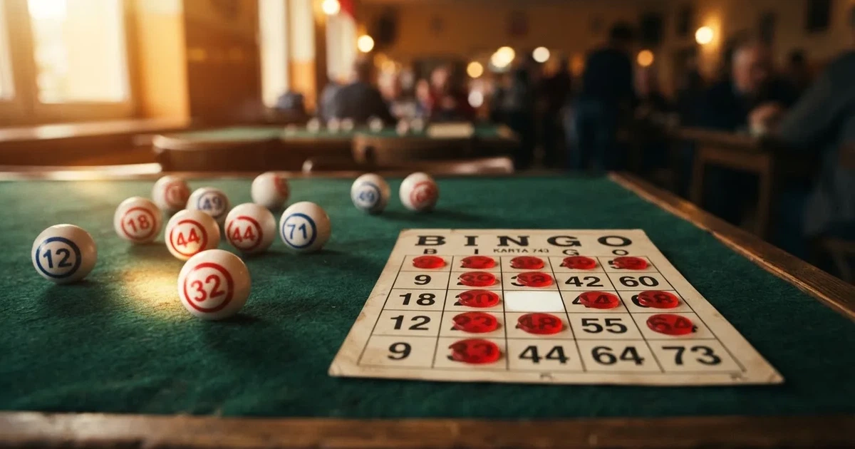 Karta do bingo z odznaczonymi liczbami obok wylosowanych kulek na stole w kasynie online